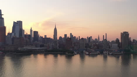 Una-Vista-Aérea-Del-Lado-Oeste-De-Manhattan,-Temprano-En-La-Mañana