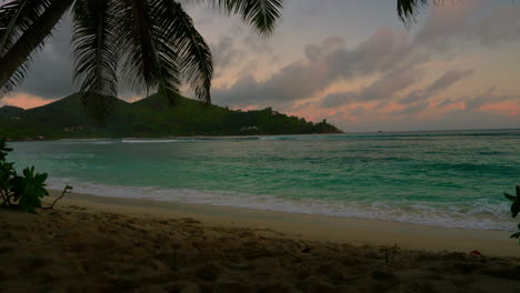 Timelapse-De-Exótica-Playa-Tropical-Al-Atardecer