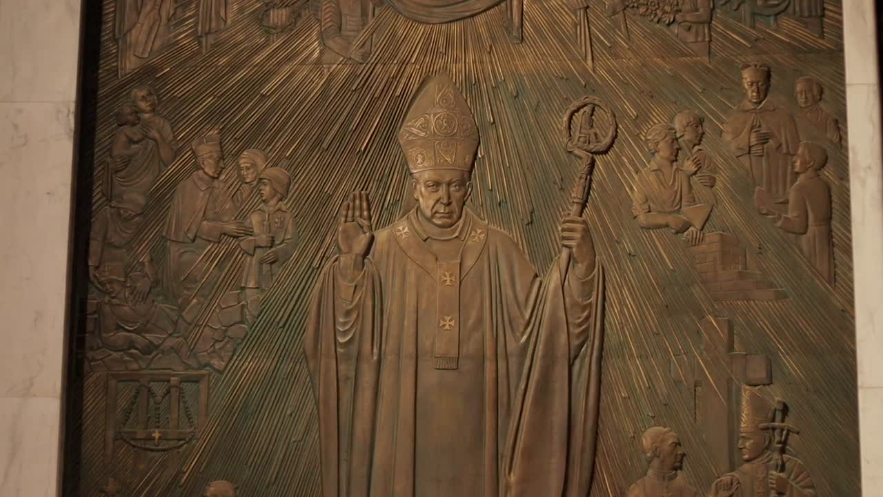 escultura de un hombre santo en la pared de la arquecatedral basílica de st.