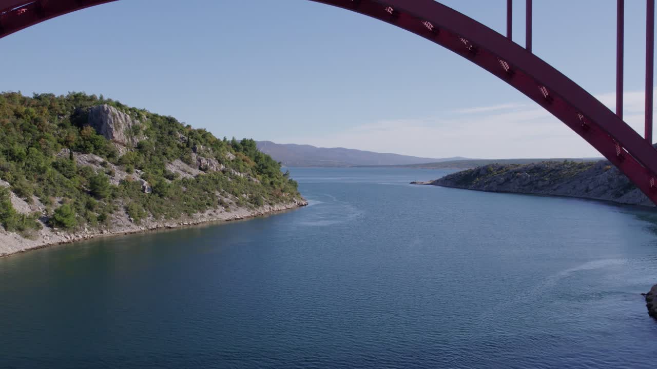 Parıldayan su üzerinde zarifçe uzanan karayolu köprüsü, Maslenica, Zadar, Hırvatistan