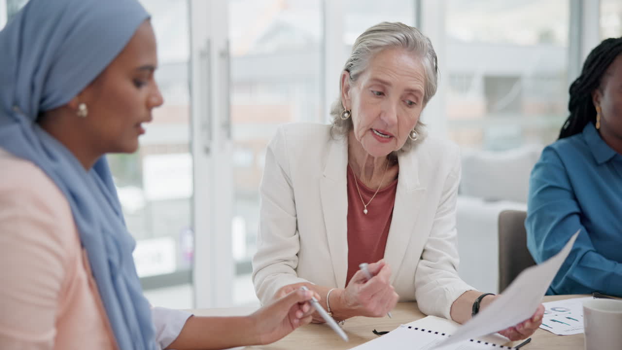 회의에서 사업가, 지도자 또는 직원