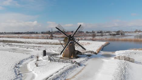 escena de nieve tradicional holandesa de invierno, molino de viento nevado y paisaje de pólder, antena