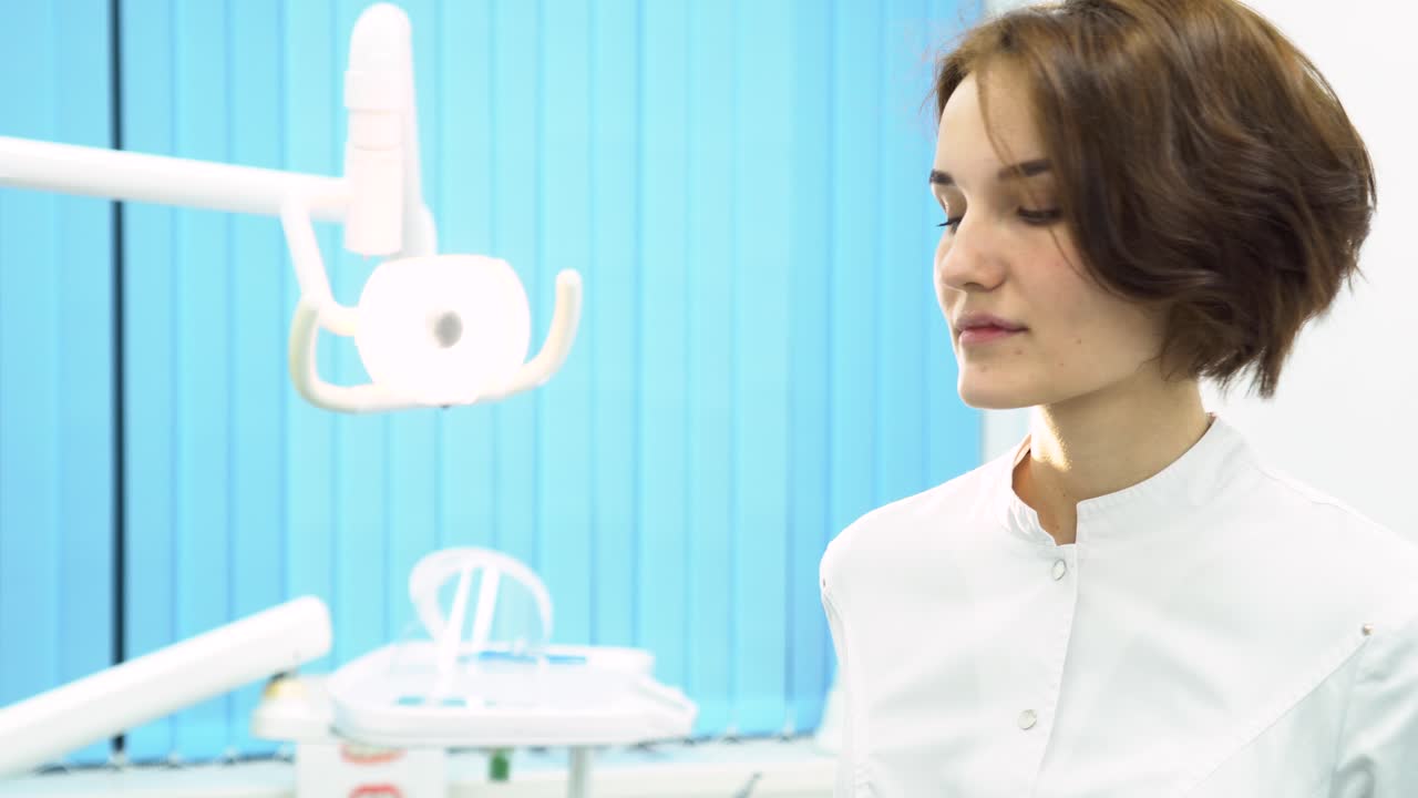 치과 의사가 치과 스레이를 검토하고 있습니다.