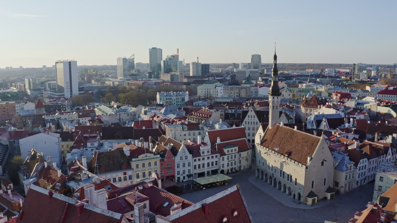 hermosa vista aérea del paisaje urbano del distrito de negocios de tallin y el casco antiguo durante el amanecer