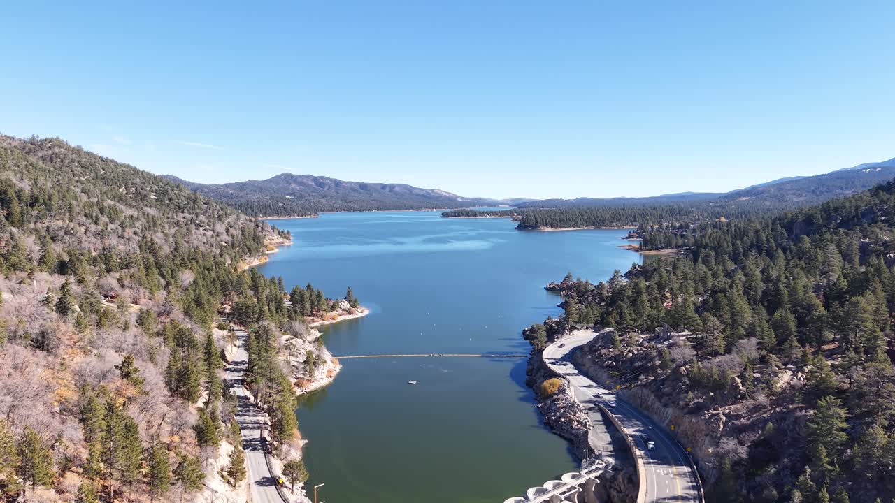 Lago di montagna visto dall'alto, allontanandosi