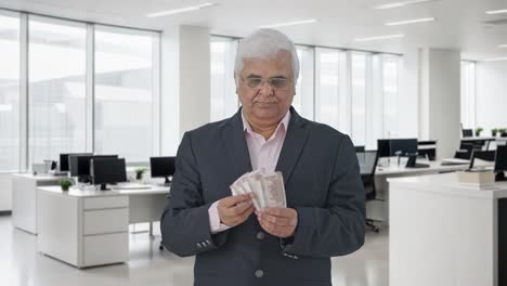 el gerente senior indio contando dinero