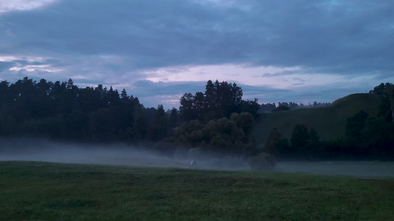 Mlhávý večer v zelené, malebné letní krajině