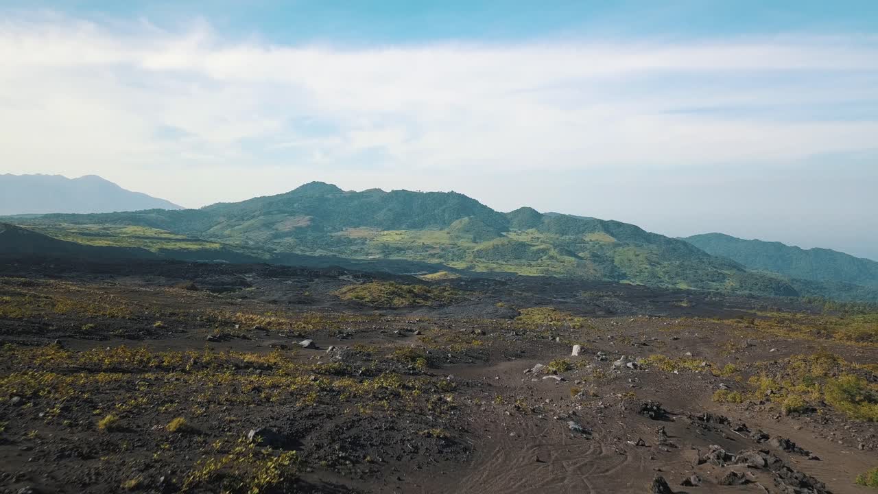 중앙 아메리카 과테말라의 산들과 아름다운 풍경, 바위 위에 서 있는 두 소녀의 드론 공중 촬영