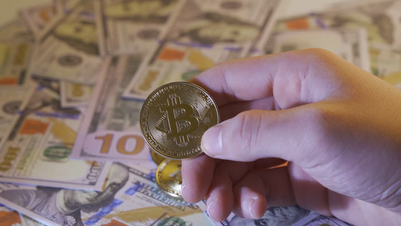 bitcoin en la mano, criptomonedas e inversiones en el mercado de valores.