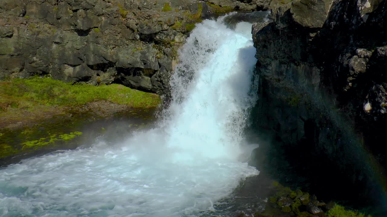 Movimento rallentato di una cascata islandese situata vicino alla cascata di Dynjandi nei fiordi occidentali.