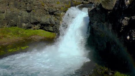 cámara lenta de la cascada islandesa ubicada cerca de la cascada de dynjandi en los fiordos occidentales