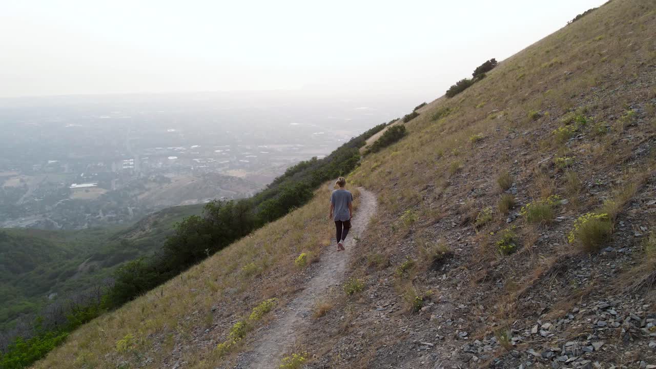 naturaleza montañosa y niña caminando con un cachorro en las montañas wasatch, utah, usa - tiro con drones