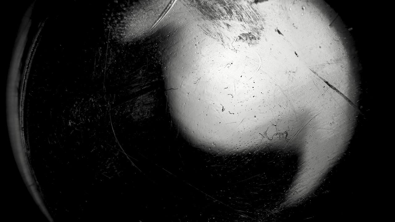 luz led golpeando una lente frontal de la cámara rayada y polvorienta, transición y superposición de video o tráiler genial.