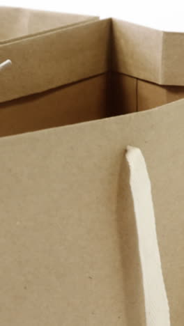 bolsas de compras marrones sobre fondo blanco