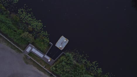 해가 지는 동안 canal de friesland를 가로지르는 작은 자전거 페리