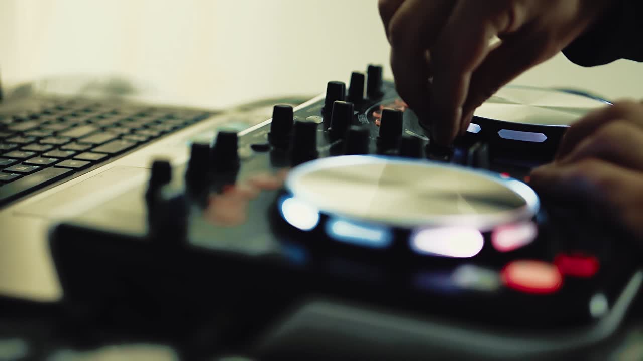 dj trabaja en la consola de dj 1