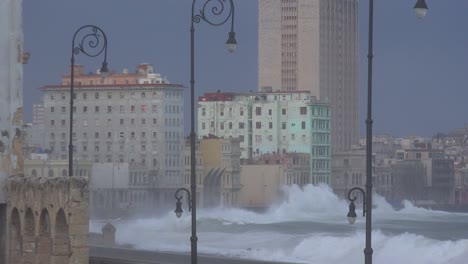 el paseo marítimo del malecón en la habana cuba recibe una paliza durante una gran tormenta de invierno 4