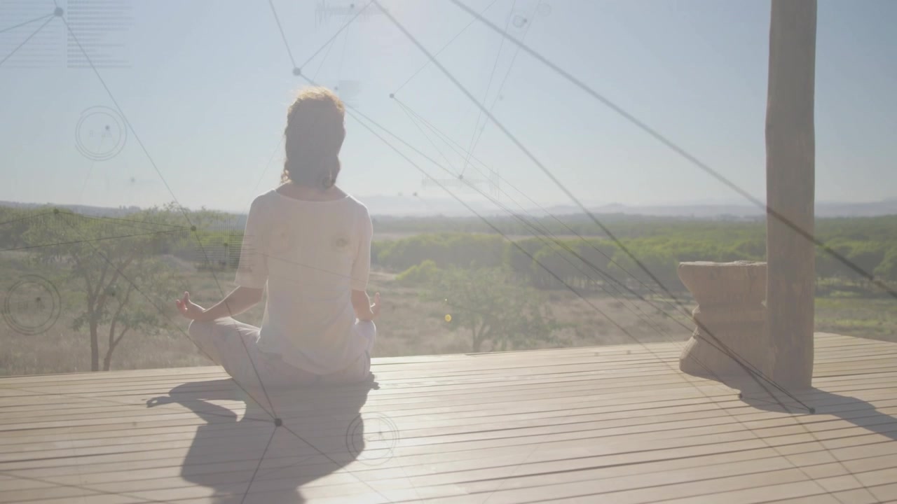 Mulher meditando no deque, sol em contraluz criando sobreposições circulares ao redor da cabeça, buscando bem-estar