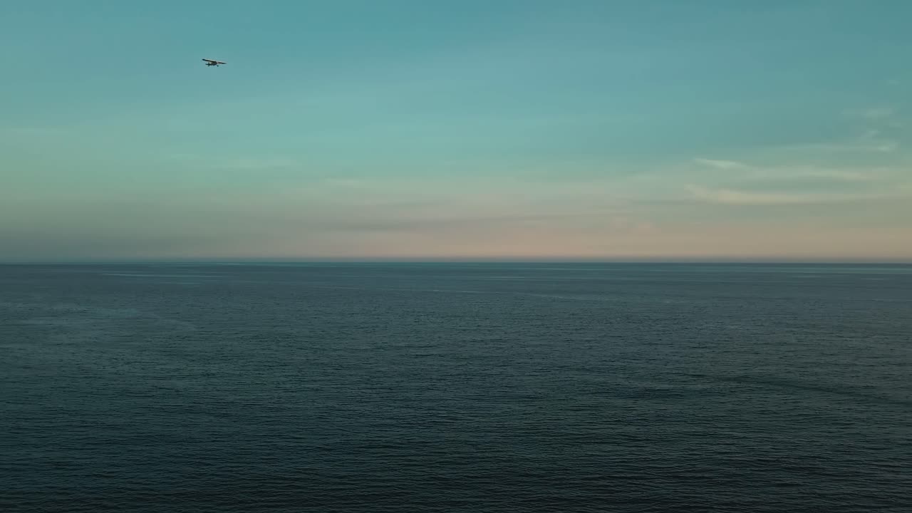 작은 비행기가 지나가는 깊고 푸른 바다의 조감도