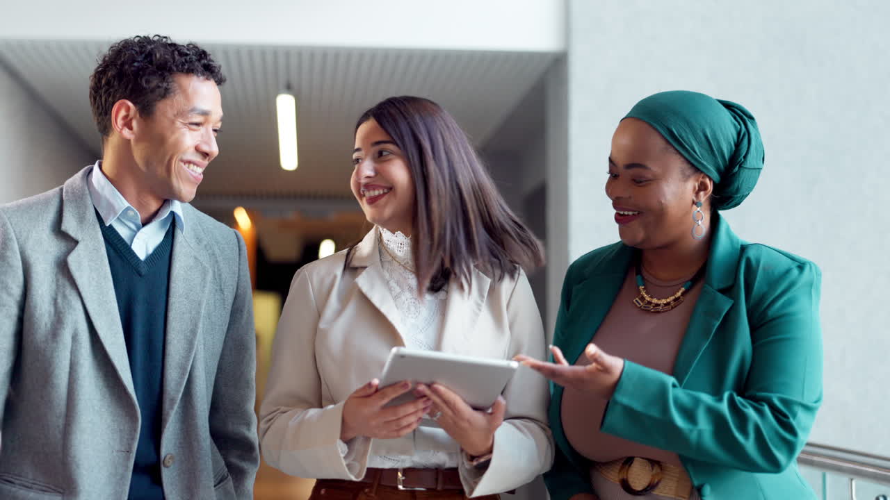 사업가들이 복도에서 웃고 협력하고 있습니다.