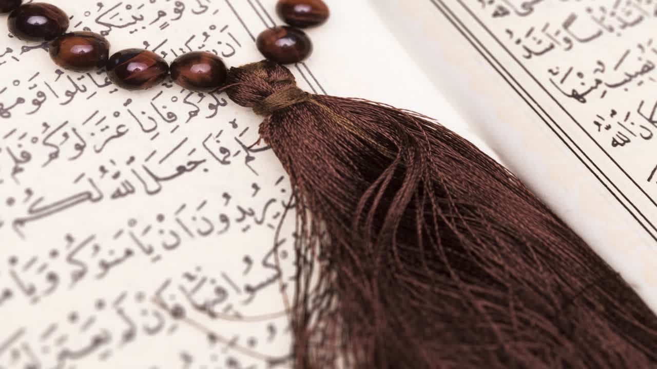 libro del corán y letra árabe - corán y símbolos islámicos, fondo del ramadán islámico con luna y lámparas, fondo del ramadan islámico - símbolo del ayuno, iftar, suhoor, eid, ritual y tradiciones islámicas