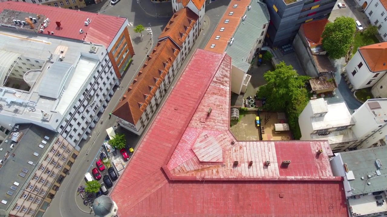 Voando sobre o telhado de um grande edifício em forma de V no centro de Brno, República Checa