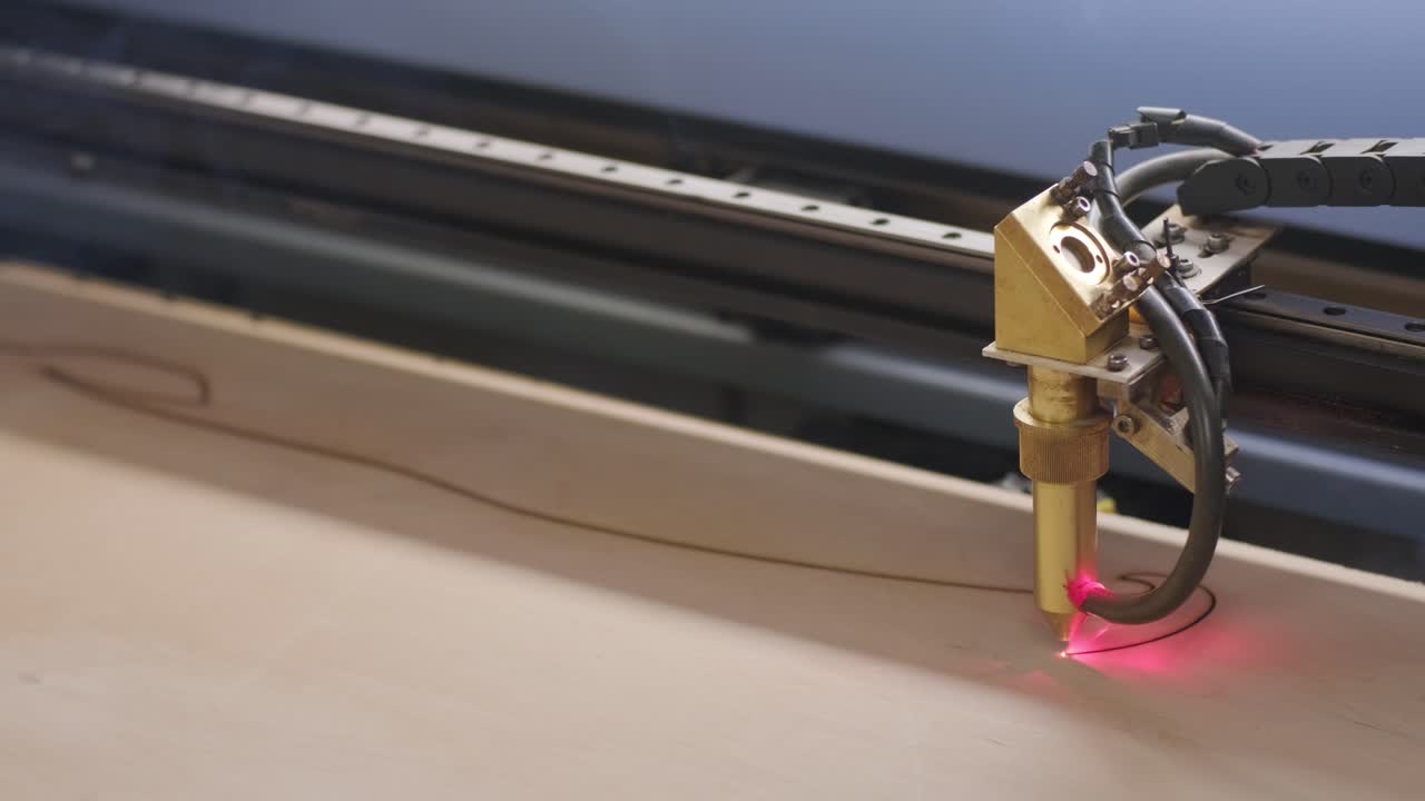 la máquina de corte por láser cnc corta tablas de madera y contrachapado