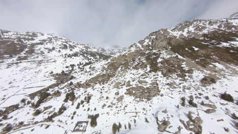 Fpv-Aéreo-Sobre-La-Cordillera-De-Los-Pirineos,-Andorra