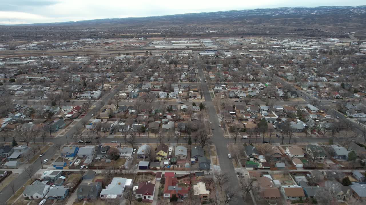 vista aérea del barrio residencial grand junction co usa en el frío día de otoño