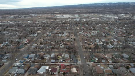 Vista-Aérea-Del-Barrio-Residencial-Grand-Junction-Co-Usa-En-El-Frío-Día-De-Otoño