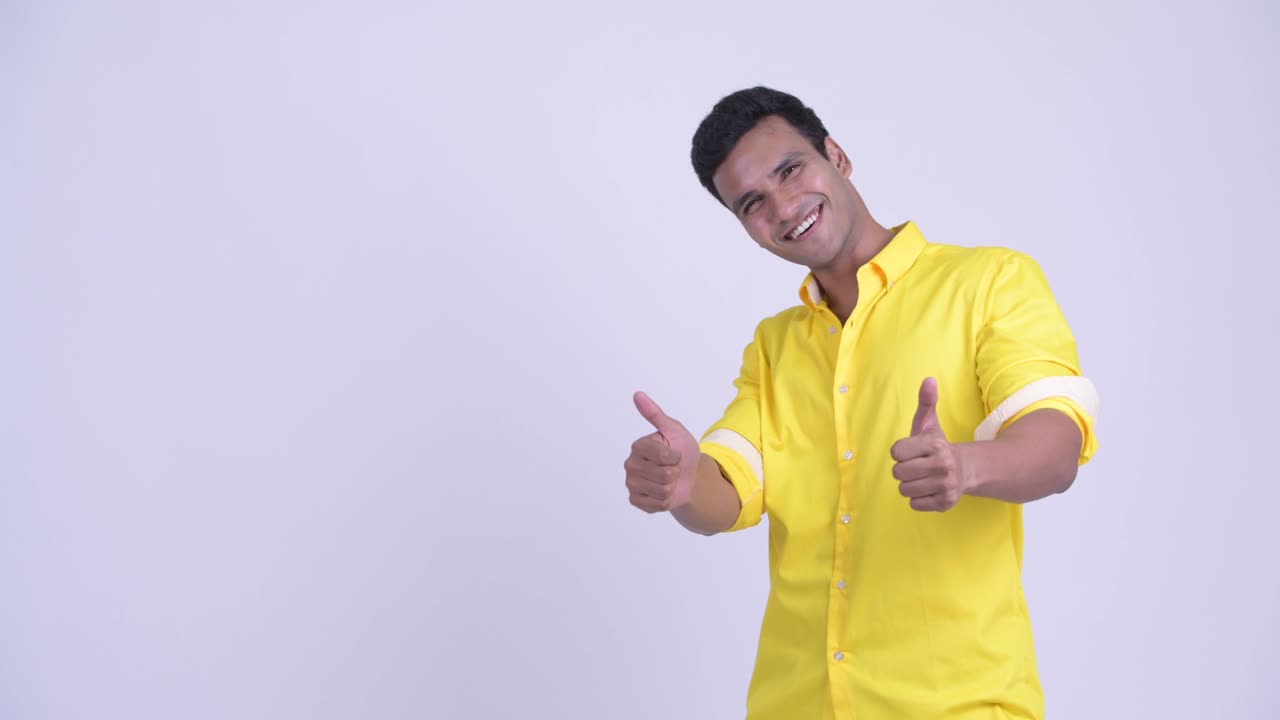 joven feliz y guapo hombre de negocios indio