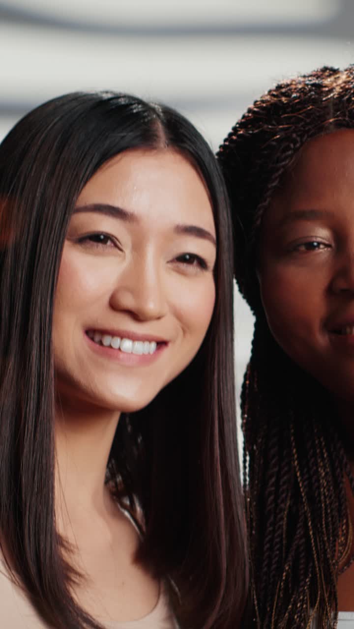 Vídeo vertical: meninas inter-raciais se abraçando e expressando autoconfiança