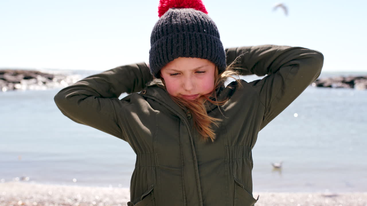 여행, 얼굴과 모피와 함께 해변에 소녀