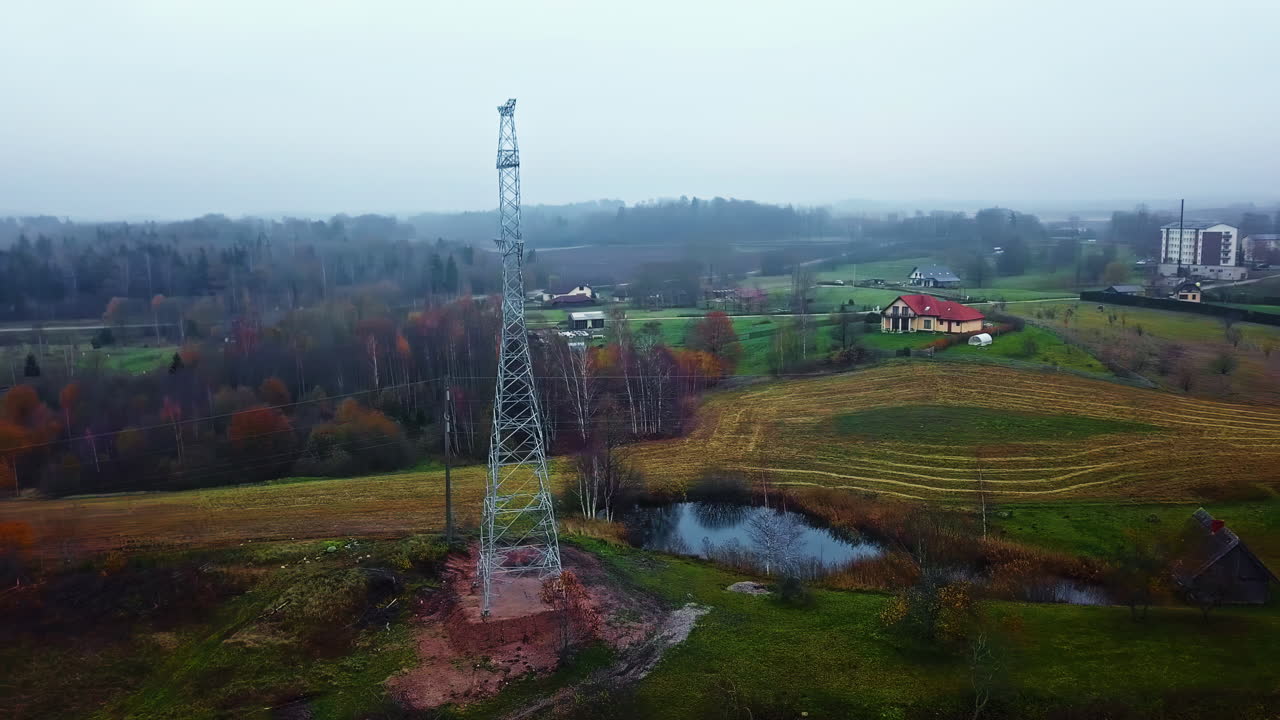 red de líneas eléctricas de alta tensión fuera de la localización de la aldea rural vista aérea por avión no tripulado