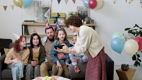 personas celebrando cumpleaños