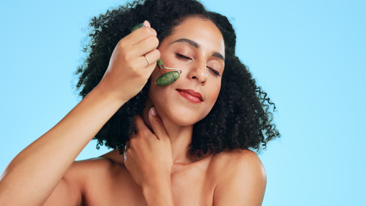 Beleza, cuidados com a pele e rolo de jade com mulher negra