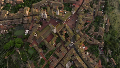 techos y casas tradicionales italianas en san gimignano, toscana, italia - antena arriba hacia abajo