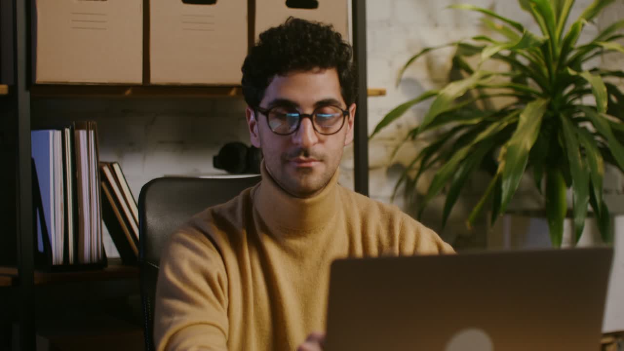 hombre trabajando en una computadora portátil en la oficina del hogar