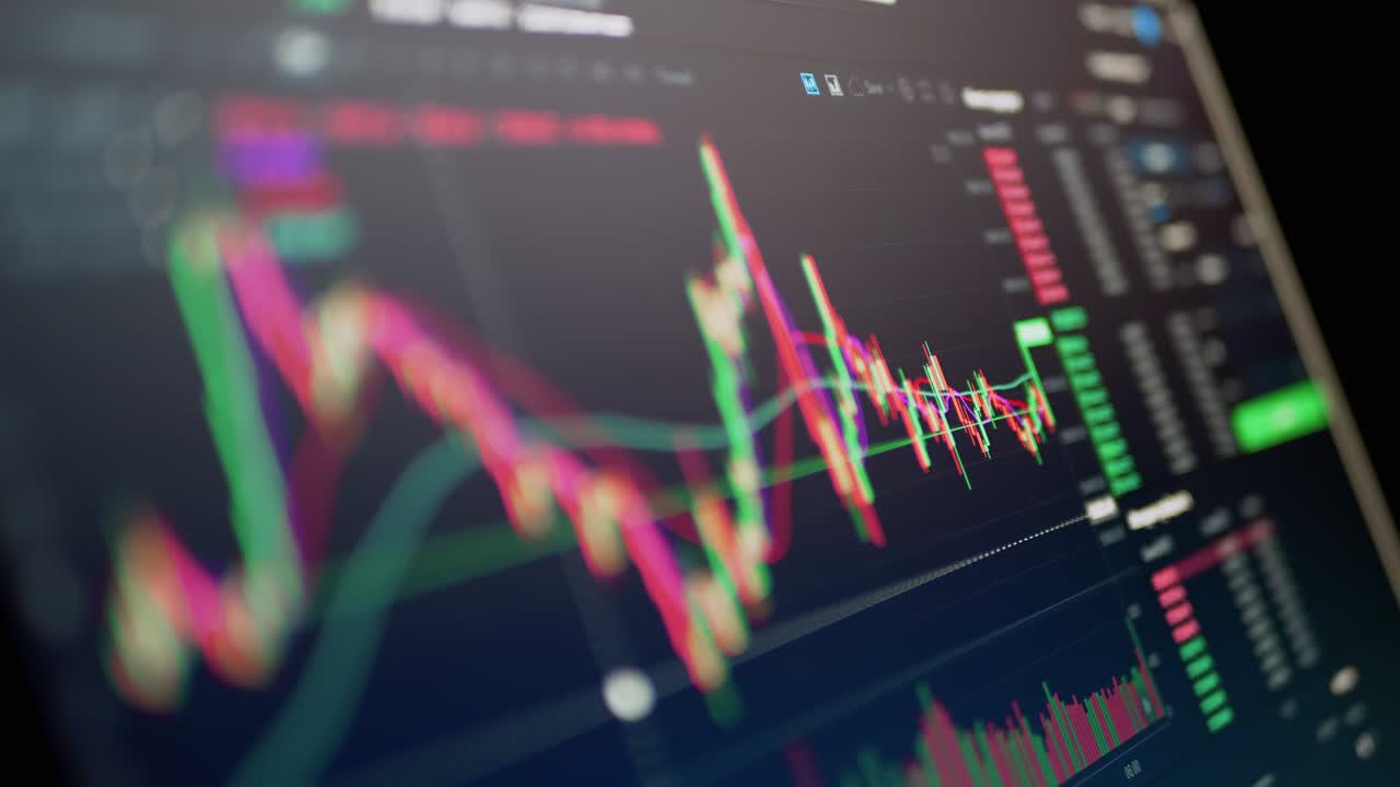 el comerciante analiza el gráfico de velas del movimiento de la criptomoneda en la pantalla del ordenador