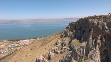 Drohnenaufnahme-Aus-Der-Luft,-Die-Den-Berg-Arbel-Rock-Und-Den-See-Genezareth-Im-Historischen-Israel-Zeigt