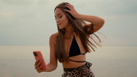 mujer tomando una selfie en la playa