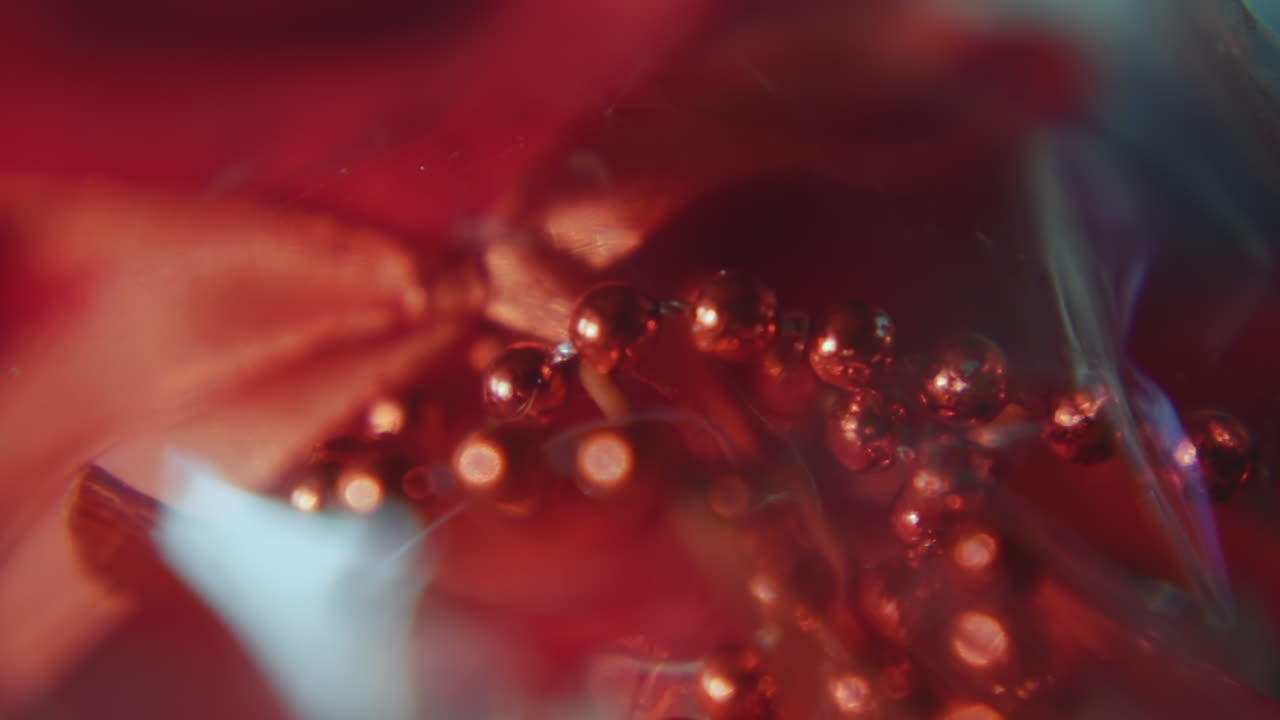 빛나는  ⁇ 은 구슬 목걸이와 직물 휴일 장식 매크로