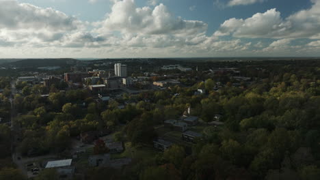 Paisaje-Urbano-De-Fayetteville-Cerca-Del-Bosque-Del-Monte-Sequoyah-En-Arkansas,-Estados-Unidos