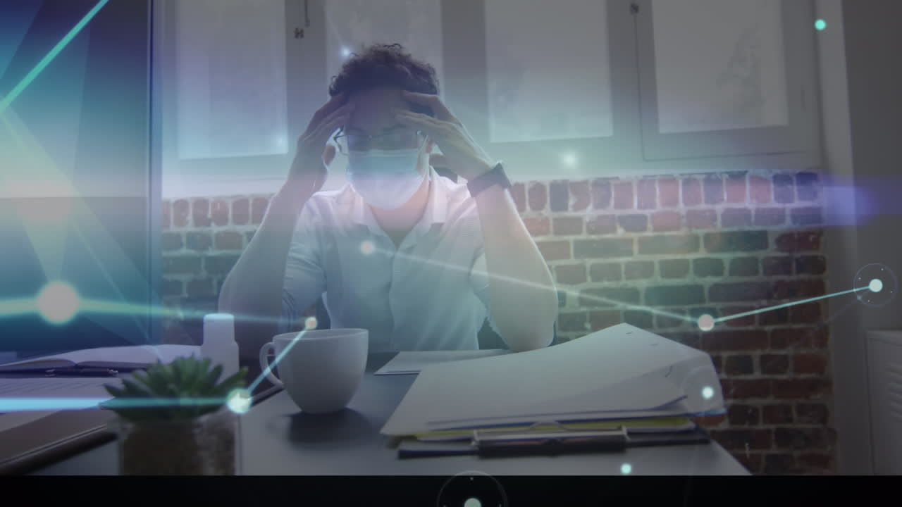 사무실에서 얼굴 마스크를 입은 피곤한 사업가에 대한 연결 네트워크의 애니메이션