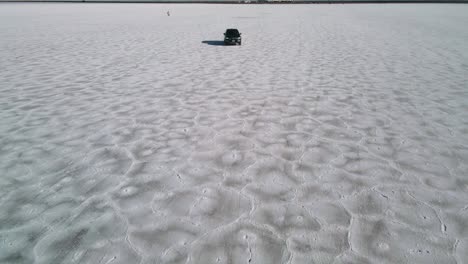 El-Video-Cinematográfico-De-Un-Dron-Rastreando-Un-Automóvil-Desde-El-Frente-En-Un-Control-Remoto-Es-Como-Un-Desierto-A-Alta-Velocidad,-Salinas-De-Bonnesville,-Utah,-Clip-Aéreo-De-EE