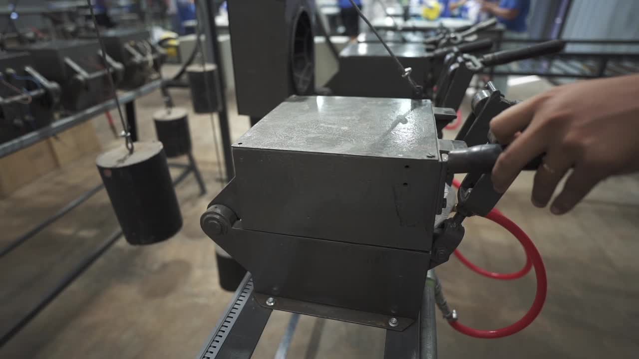 vista più ravvicinata dalla macchina di modellazione della palla da mano quando il lavoratore fatale lo utilizza