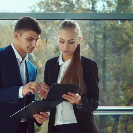 Business-people-work-in-a-spacious-office-1