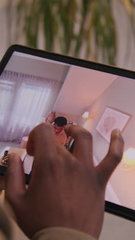 persona que utiliza una tableta para hacer videollamas en el hogar