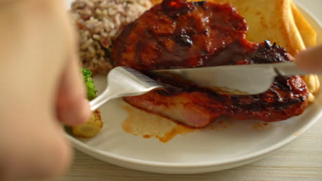 rebanar bistec de cerdo a la barbacoa en un plato