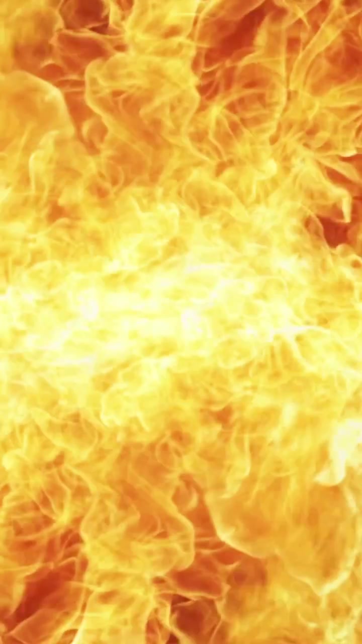 Massiccia esplosione di fuoco verticale su sfondo nero, loop continuo.